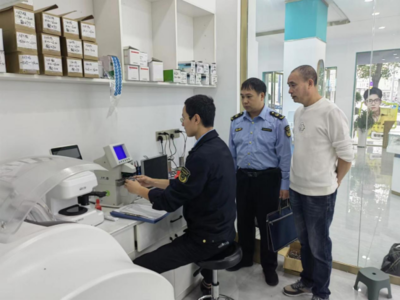 鉛山縣市管局開展驗配眼鏡店計量器具檢定與專項檢查，筑牢視力健康計量防線